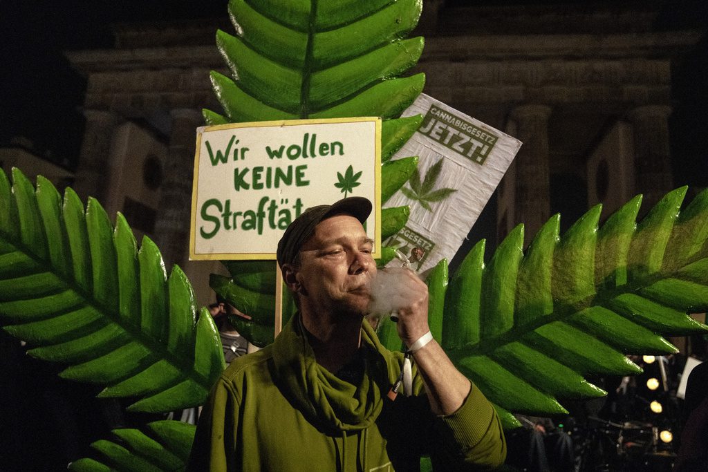 Γερμανία: Πάρτι στο Βερολίνο μετά τη νομιμοποίηση της χρήσης κάνναβης (Video – Photos)