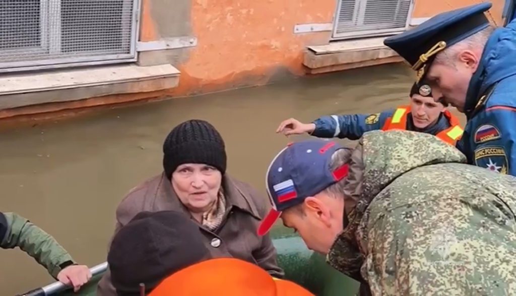Ρωσία: Έντονα πλημμυρικά φαινόμενα στα Ουράλια – Απειλείται πόλη 500.000 κατοίκων