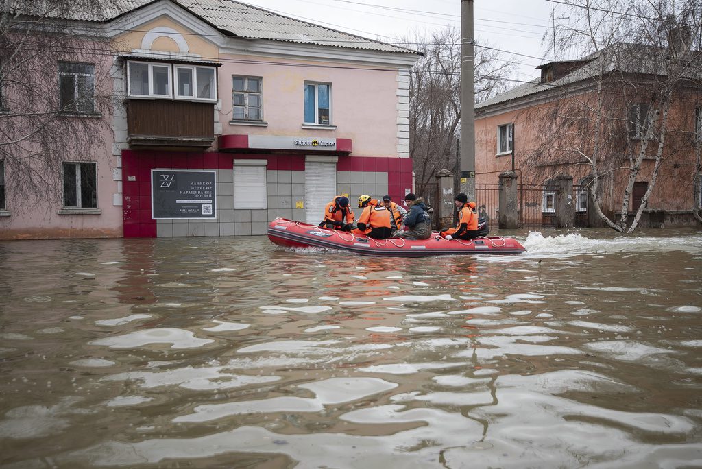 Ρωσία: Σε κατάσταση συναγερμού εξαιτίας εκτεταμένων πλημμυρών στα Ουράλια