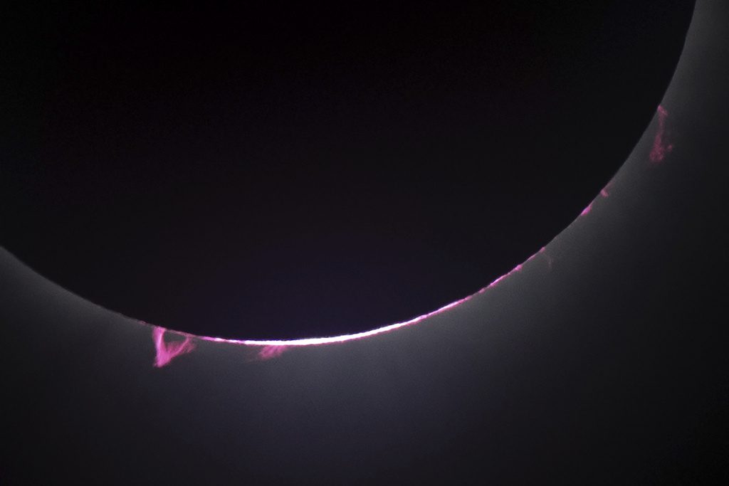 Ολική έκλειψη Ηλίου: Εκατομμύρια άνθρωποι την παρακολούθησαν – Εικόνες που «κόβουν» την ανάσα (Photos -Video)