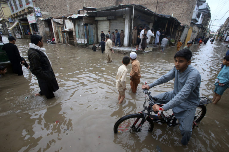 Πακιστάν: 143 νεκροί τον Απρίλιο εξαιτίας ασυνήθιστα ισχυρών βροχοπτώσεων