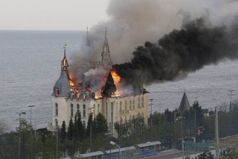 Στις φλόγες το «κάστρο του Χάρι Πότερ» στην Οδησσό – Πέντε νεκροί (Videos)