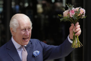 Βρετανία: Χαμογελαστός, ο Βασιλιάς Κάρολος επέστρεψε στα δημόσια καθήκοντα &#8211; Επισκέφτηκε κέντρο κατά του καρκίνου