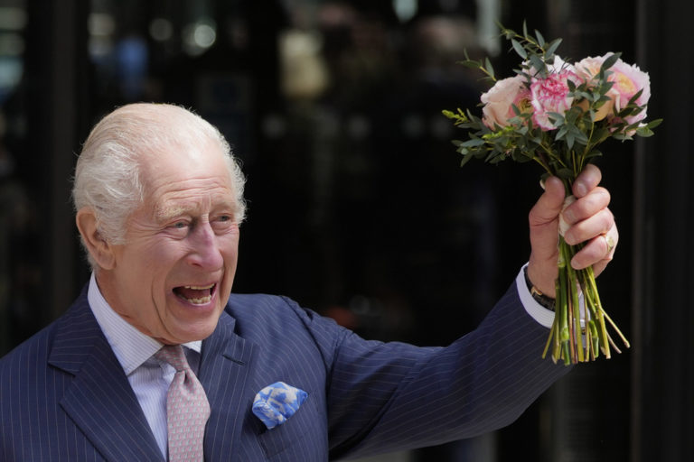 Βρετανία: Χαμογελαστός, ο Βασιλιάς Κάρολος επέστρεψε στα δημόσια καθήκοντα – Επισκέφτηκε κέντρο κατά του καρκίνου
