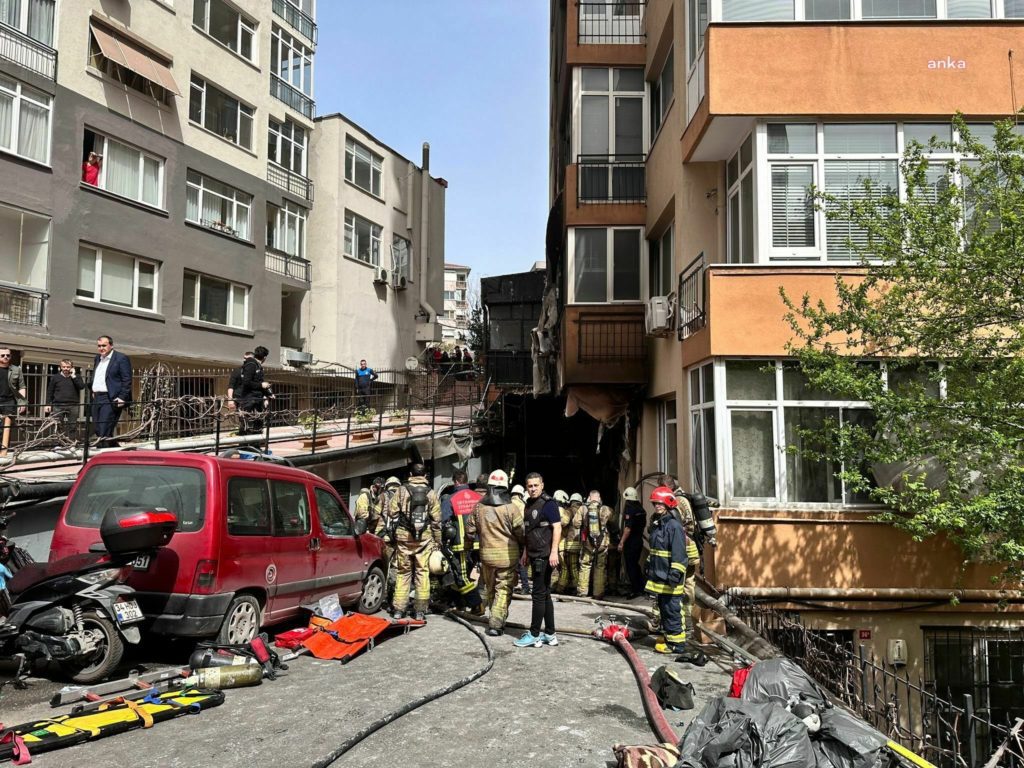 Κωνσταντινούπολη: Αυξάνεται ο τραγικός απολογισμός από τη μεγάλη πυρκαγιά – 27 νεκροί (Video)