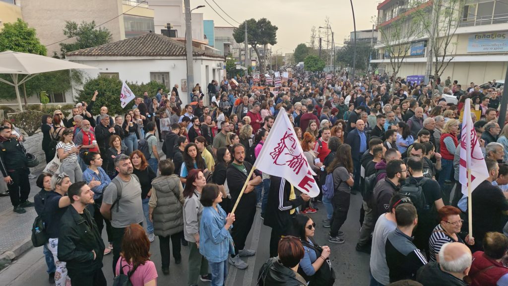 Αγιοι Ανάργυροι: Μαζική συγκέντρωση έξω από το αστυνομικό τμήμα απαιτώντας δικαιοσύνη (Video)