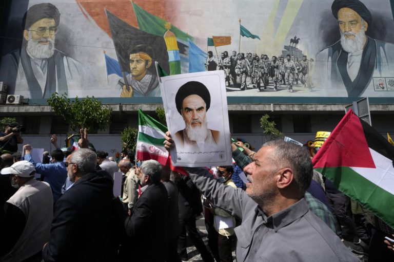 BBC: Δώρο για τα γενέθλια του Χαμενεΐ η επίθεση του Ισραήλ στο Ιράν