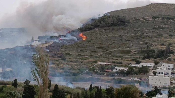 Πάρος: Σε ύφεση η μεγάλη φωτιά στην Παροικιά (Photos – Video)