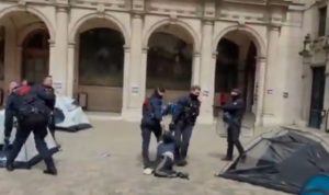 Χάος στο πανεπιστήμιο της Σορβόννης: Αστυνομικοί διαλύουν με τη βία την κατάληψη (Videos)