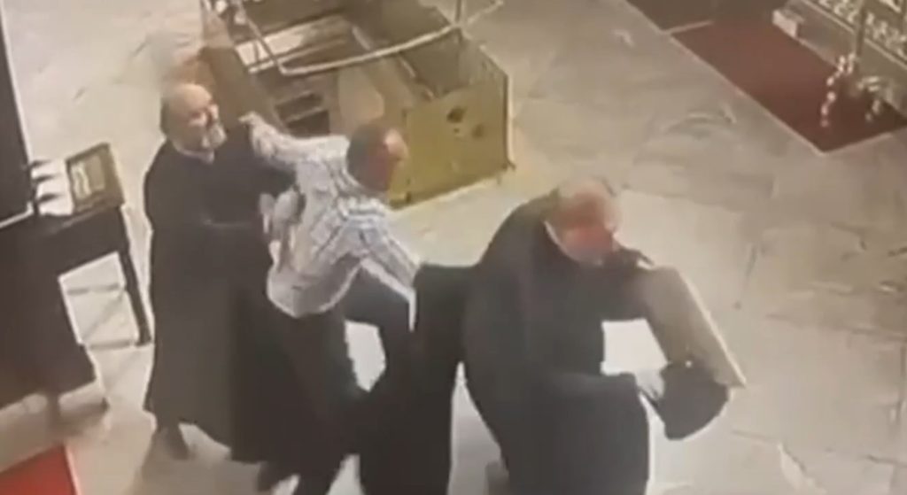 Απίστευτες εικόνες: Αρχιμανδρίτης ξυλοκόπησε Μητροπολίτη μέσα σε εκκλησία – Έτρεξε και του έριξε μπουνιά (Video)