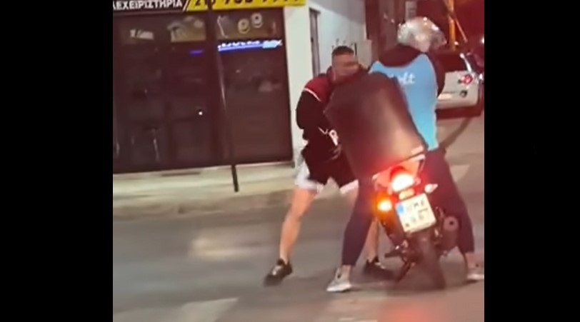 Άγρια ρατσιστική επίθεση σε βάρος διανομέα: Του έριχνε γροθιές με μανία – Σοκάρει το βίντεο ντοκουμέντο (Video)