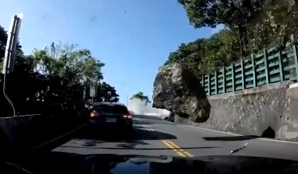 Ταϊβάν: Βίντεο που κόβει την ανάσα την ώρα του φονικού σεισμού – Bράχος ισοπεδώνει όχημα (Video)