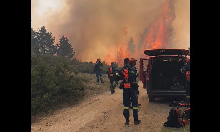 Ανεξέλεγκτη η φωτιά στα Πιέρια Όρη – Ενισχύθηκαν εναέριες και επίγειες δυνάμεις (Video)