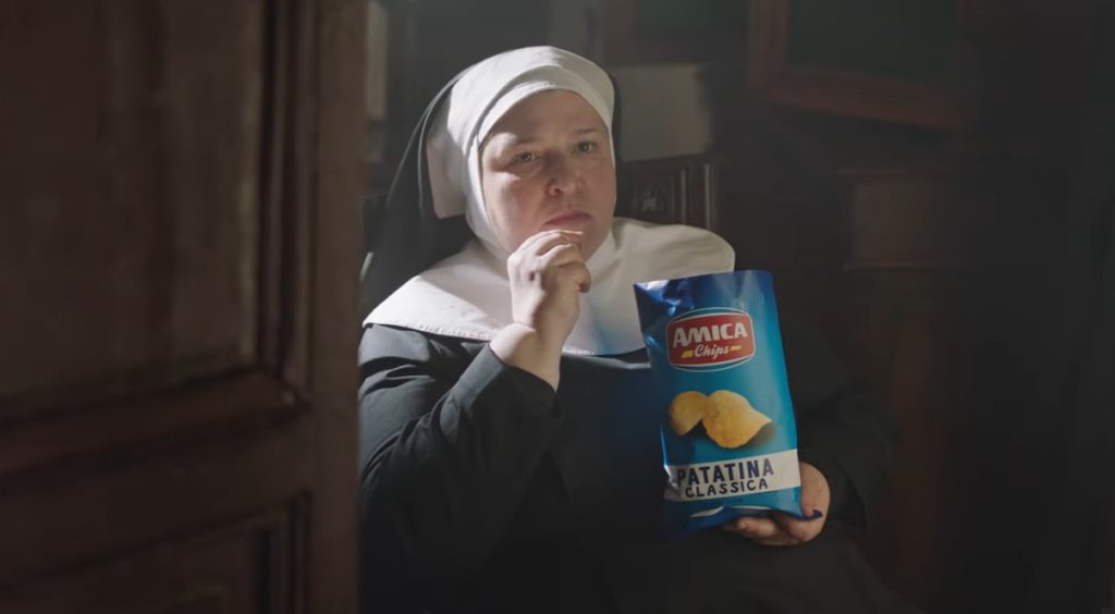 Ιταλία: Σάλος με διαφήμιση που δείχνει καλόγρια να τρώει πατατάκια πριν την Θεία Κοινωνία (Video)