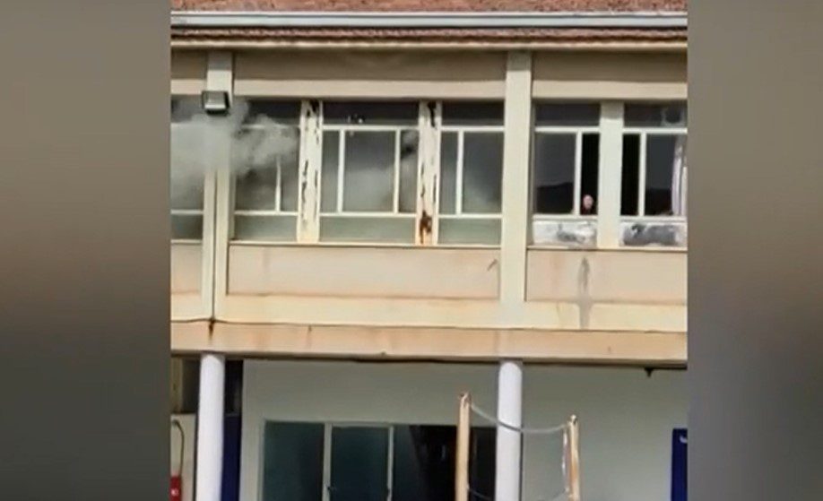 Άμφισσα: Σοκάρει βίντεο – ντοκουμέντο από τη φωτιά σε σχολείο – Μαθητές ζητούσαν βοήθεια (Video)