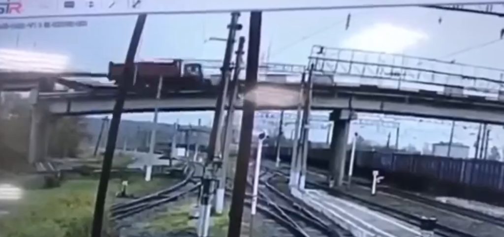 Ρωσία: Η στιγμή της κατάρρευσης γέφυρας πάνω σε γραμμές τρένου – Σοκάρει το βίντεο ντοκουμέντο