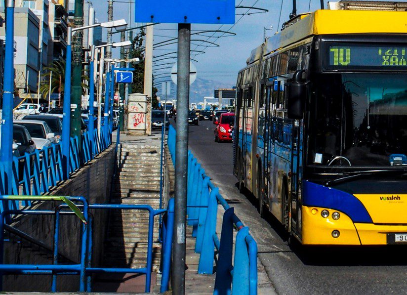 Πανεπιστημίου: Τροχαίο με τουριστικό λεωφορείο και τρόλεϊ – Οι πρώτες πληροφορίες
