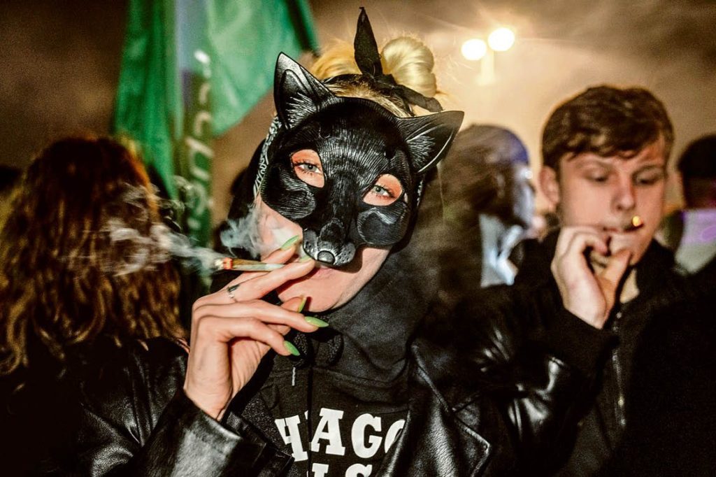 Γερμανία: Μαριχουάνα mein liebe – Νομιμοποιήθηκε η κάνναβη για ψυχαγωγικούς σκοπούς και χιλιάδες το γιόρτασαν δεόντως