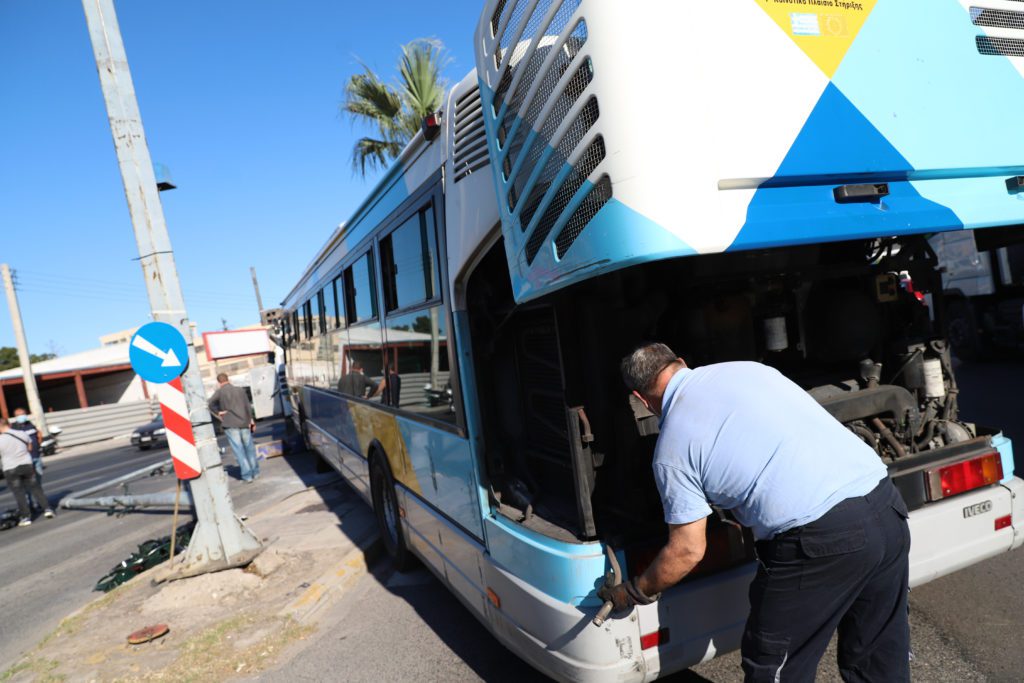 Λιόσια: Λεωφορείο προσέκρουσε σε κολώνα – Πέντε τραυματίες