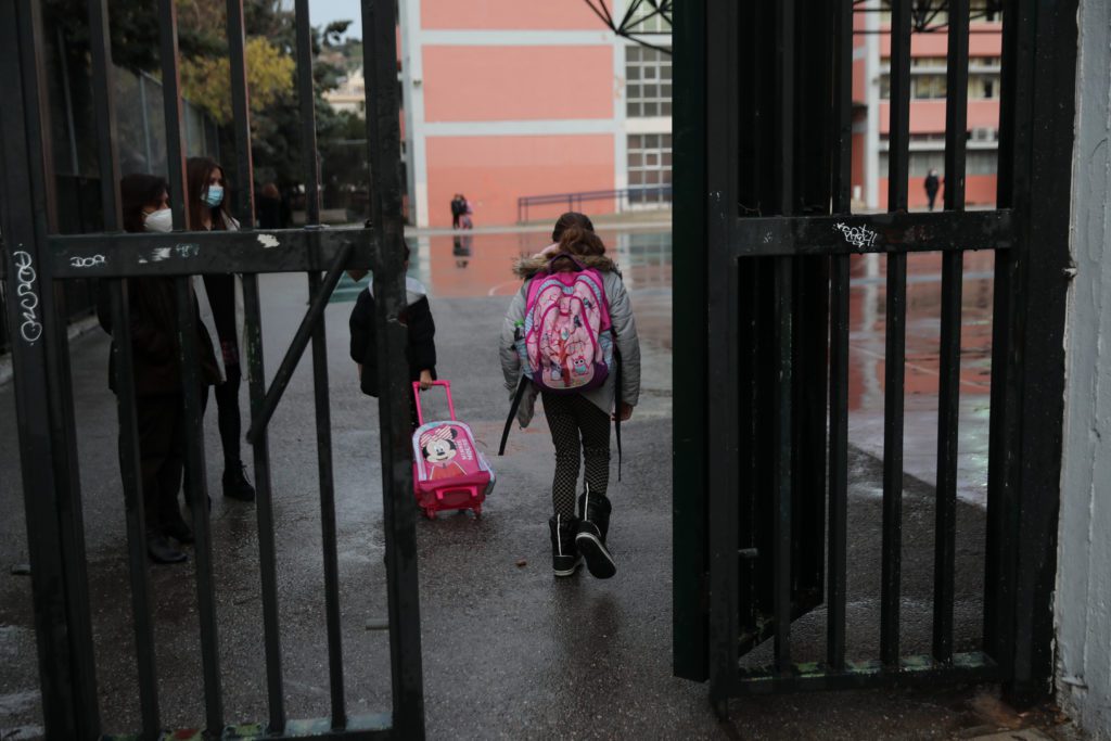 Νέο «ποινολόγιο» στα σχολεία: Τι ανακοινώθηκε για αποβολές, απουσίες και κινητά τηλέφωνα