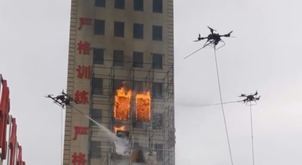 Κίνα: Εντυπωσιακό βίντεο με drones που σβήνουν πυρκαγιές