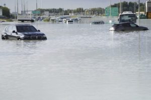 Ασύλληπτες εικόνες στο Ντουμπάι: «Βούλιαξαν» οι δρόμοι, πλημμύρισε και το αεροδρόμιο (Videos)