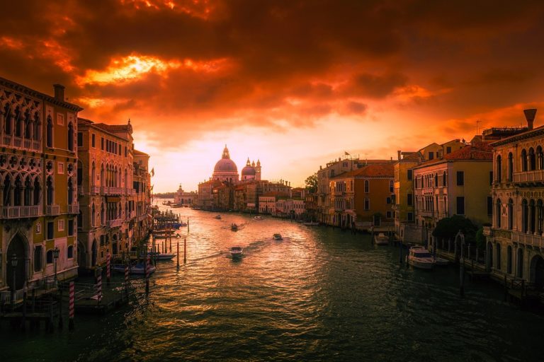Ιταλία: Ακτιβιστές έριξαν πάλι μπογιές στο Μεγάλο Κανάλι της Βενετίας για να διαμαρτυρηθούν