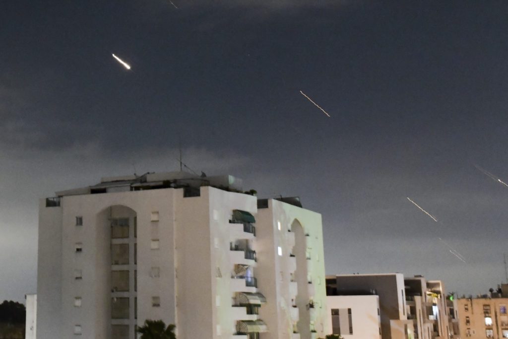 Παγκόσμια ανησυχία: «Το Ισραήλ επιτέθηκε σε αεροπορική βάση στο Ιράν» – Καταιγιστικές εξελίξεις