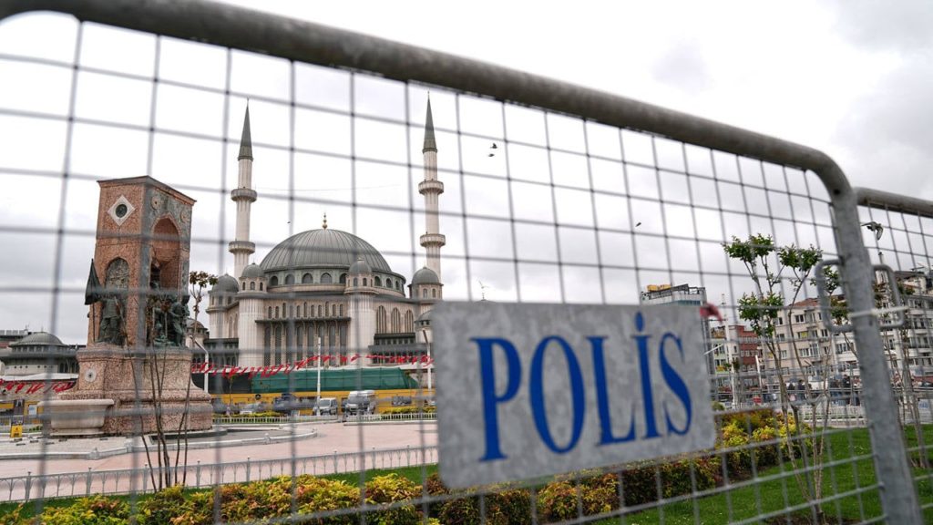 Κωνσταντινούπολη: Απαγορεύτηκαν οι συγκεντρώσεις για την Πρωτομαγιά στην πλατεία Ταξίμ – Στήθηκαν οδοφράγματα