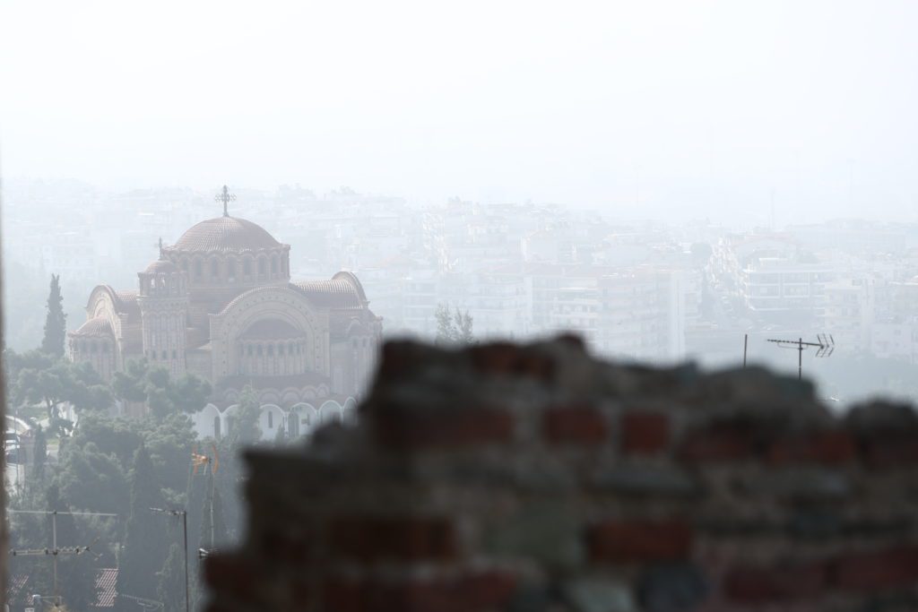 Καιρός: Ξεπερνά τους 30 βαθμούς ο υδράργυρος – Πότε υποχωρεί η αφρικανική σκόνη