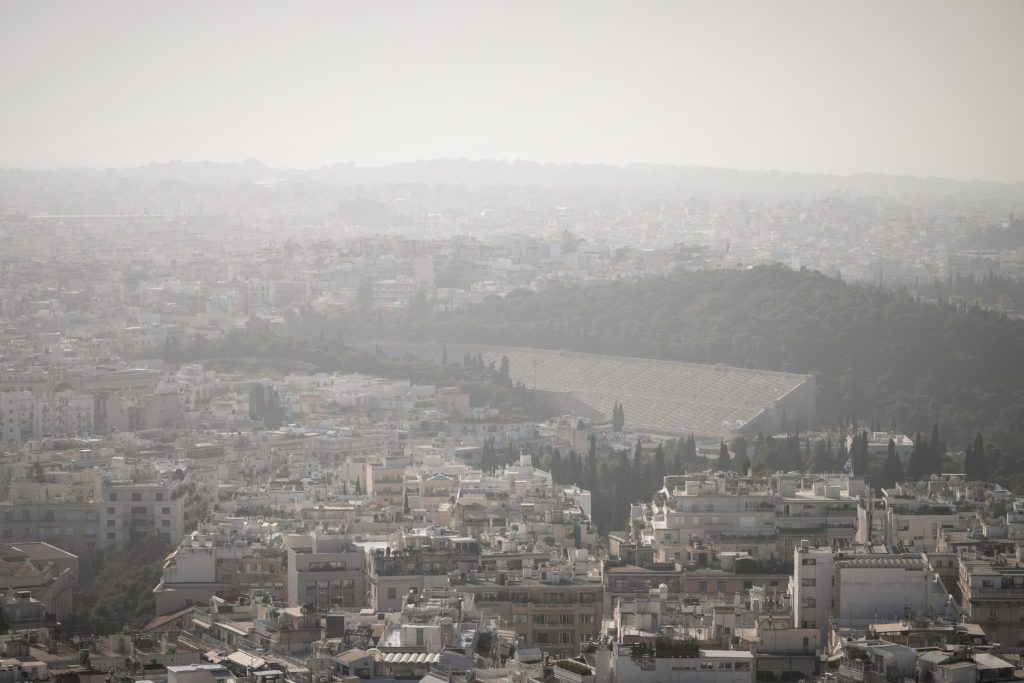 Καιρός: Έντονο επεισόδιο αφρικανικής σκόνης και λασποβροχή – Ποιες περιοχές θα επηρεαστούν (Video)