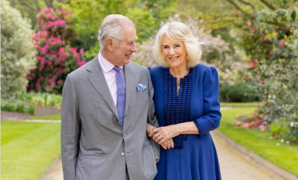 Βασιλιάς Κάρολος: Πόζαρε χαμογελαστός με την Καμίλα στους κήπους του Μπάκιγχαμ για την επέτειο του γάμου του