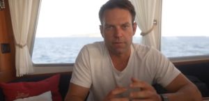 Ο Στέφανος Κασσελάκης απαντά στη Βίκυ Φλέσσα: «Όχι, δεν είμαστε όλοι συνένοχοι στο έγκλημα των Τεμπών» (Video)