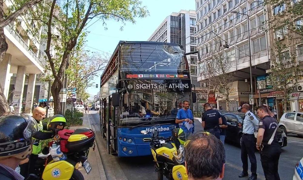 Πανεπιστημίου: Η κεραία του τρόλεϊ καρφώθηκε στο διώροφο λεωφορείο – Τραυματίστηκαν τουρίστες (Photos)