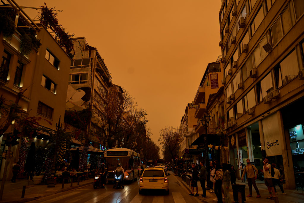 Αφρικανική σκόνη: Γιατί ο ουρανός βάφτηκε κόκκινος – Το Αστεροσκοπείο εξηγεί