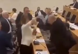 Άναψαν τα αίματα στη Βουλή της Γεωργίας &#8211; Χτύπησε βουλευτή στο κεφάλι με μπουκάλι νερό (Video)