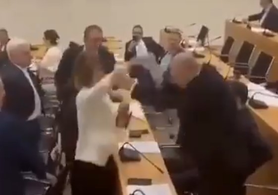 Άναψαν τα αίματα στη Βουλή της Γεωργίας – Χτύπησε βουλευτή στο κεφάλι με μπουκάλι νερό (Video)