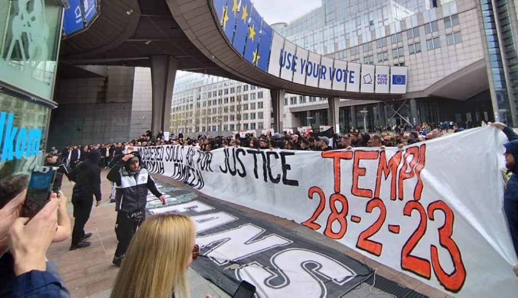Τέμπη: Εκατοντάδες οπαδοί του ΠΑΟΚ έξω από το Ευρωκοινοβούλιο – «57 ψυχές ζητούν δικαίωση» (Video)