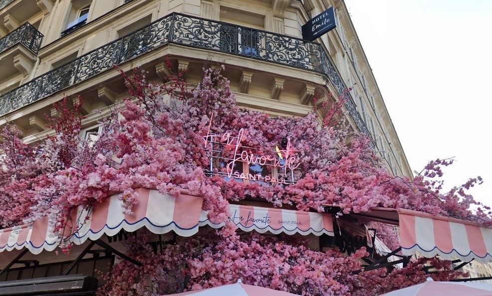Παρίσι: Ο Δήμος «ενοχλείται» από τις λουλουδάτες προσόψεις των καταστημάτων