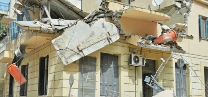 Πειραιάς: «Όλοι οι εργάτες ήταν ανασφάλιστοι – Κανένα μέτρο προστασίας στο κτίριο που κατέρρευσε» (Video)