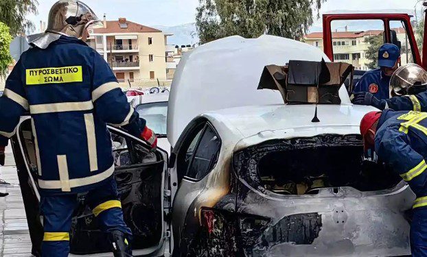 Ναύπλιο: Αυτοκίνητο έγινε παρανάλωμα του πυρός μετά από έκρηξη (Video)