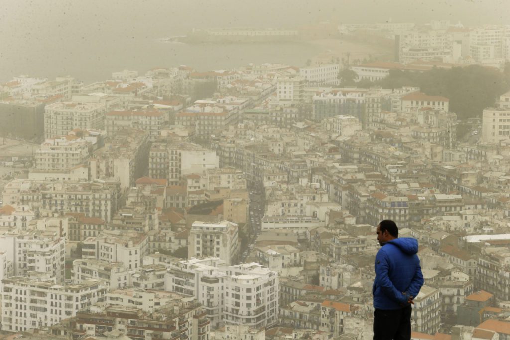 Αφρικανική σκόνη: Το ταξίδι από τη Σαχάρα – Τι αναφέρουν οι θεωρίες για τις καμήλες και τα… 4×4