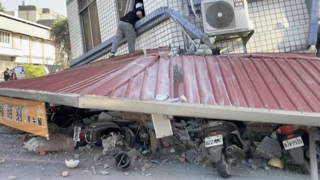 Σοκάρουν οι εικόνες από την Ταϊβάν: Κατάρρευση κτιρίων, κατολισθήσεις και δραματικές επιχειρήσεις διάσωσης (Videos)
