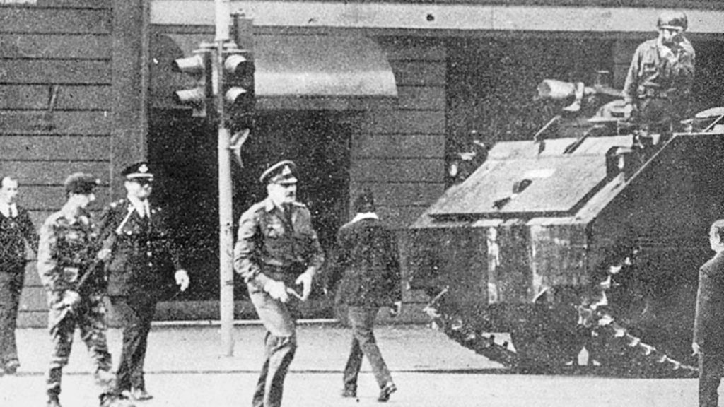 21η Απριλίου – Μαύρη Επέτειος: Παράθυρα ανοιχτά, στόματα κλειστά, «διακοπές» δωρεάν στα ξερονήσια, πάρτι κατασπατάλησης και μίζας