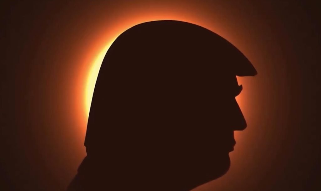 Το κεφάλι του Τραμπ κρύβει τον… ήλιο (Video)