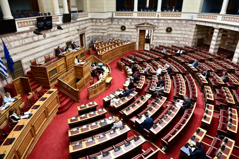 Βουλή: Ένσταση αντισυνταγματικότητας από ΠΑΣΟΚ για την τροπολογία που ανοίγει τις πόρτες του ΕΣΥ σε ιδιώτες γιατρούς