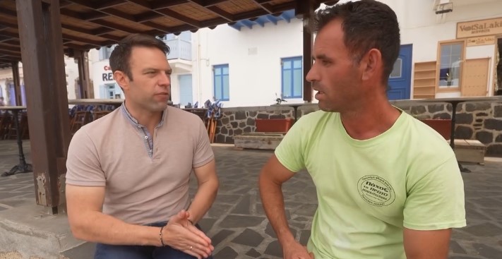 «Στεκόμαστε πλάι στο δίκιο»: Στη Νίσυρο ο Κασσελάκης συνάντησε τον Σαϊμίρ που κατήγγειλε τον αρχαιοφύλακα (Video)