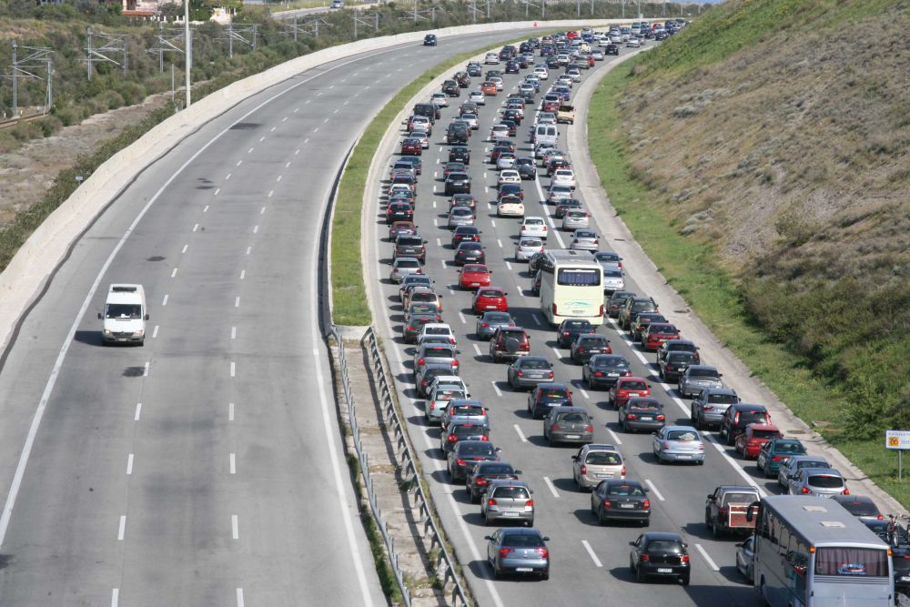 Κορυφώνεται η επιστροφή: Στο «κόκκινο» και ουρές χιλιομέτρων στην Αθηνών Κορίνθου – Καλύτερη η εικόνα στην Αθηνών Λαμίας (LIVE)