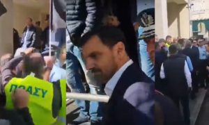 «Σας ψηφίσαμε»: Αστυνομικοί γιούχαραν άγρια τον υφυπουργό ΠΡΟΠΟ Νικολακόπουλο &#8211; Κινήθηκαν προς το μέρος του (Video)