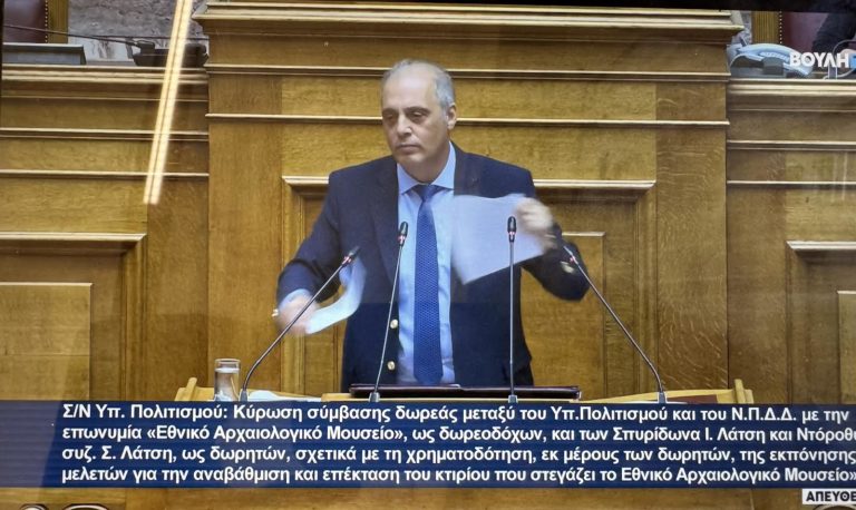 Βουλή: Έβαλε την… περικεφαλαία του ο Βελόπουλος και έσκισε τη Συμφωνία των Πρεσπών